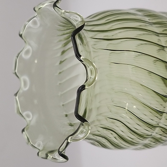 Vintage Green Vase With Swirls and Scalloped Rim 6.75" - Picture 8 of 8